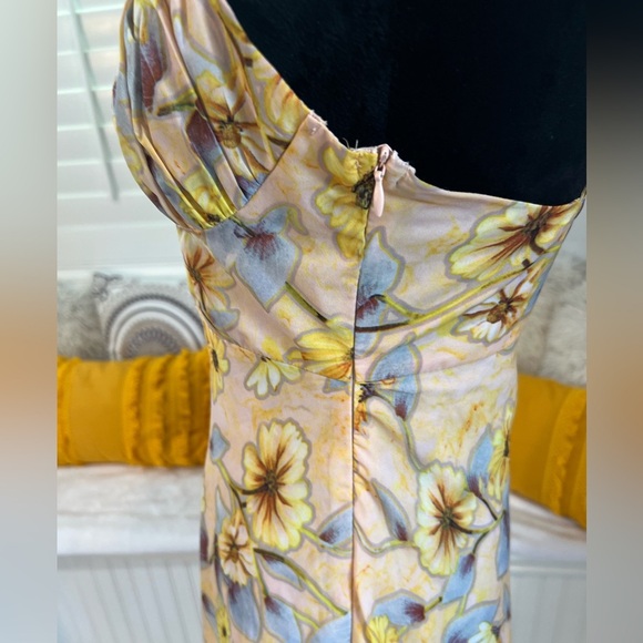 Yellow Floral Spaghetti Strap Midi Dress
Size Medium - Picture 6 of 10